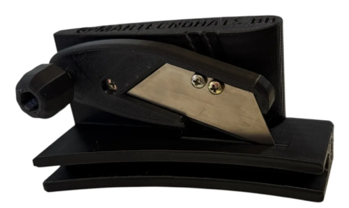 cortador-de-chapeu-neosteampng 1 - NeoSteam Black heavy-duty stapler with a metal plate, shown lying on its side on a white background. It’s a tool used to bind thick stacks of paper.