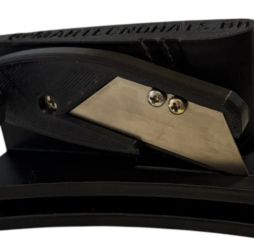 cortador-de-chapeu-neosteampng 1 - NeoSteam Black heavy-duty stapler with a metal plate, shown lying on its side on a white background. It’s a tool used to bind thick stacks of paper.