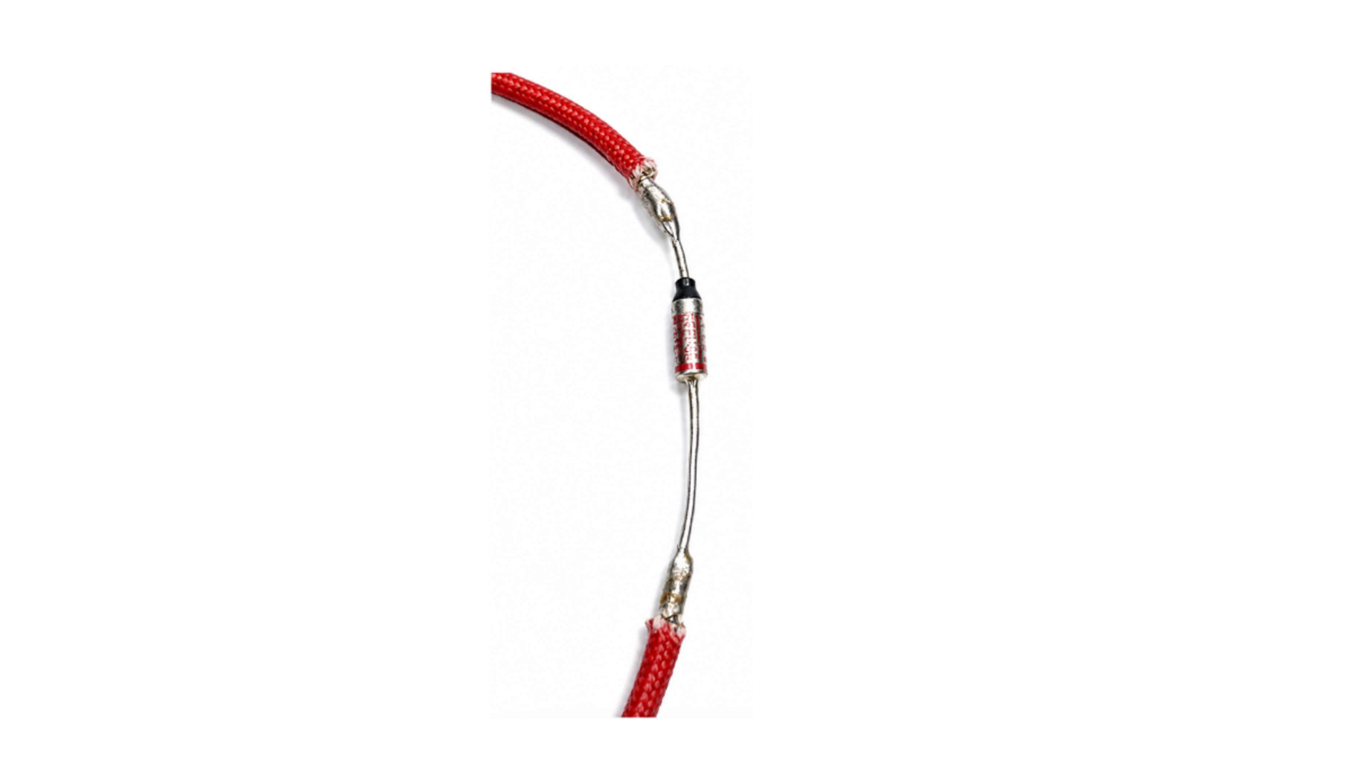 Design sem nome 62 - NeoSteam Inline fuse holder on a red insulated electrical wire with exposed metal ends along a vertical axis